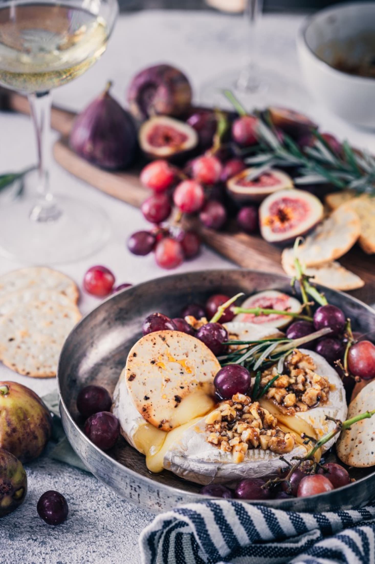 Baked brie with figs and grapes